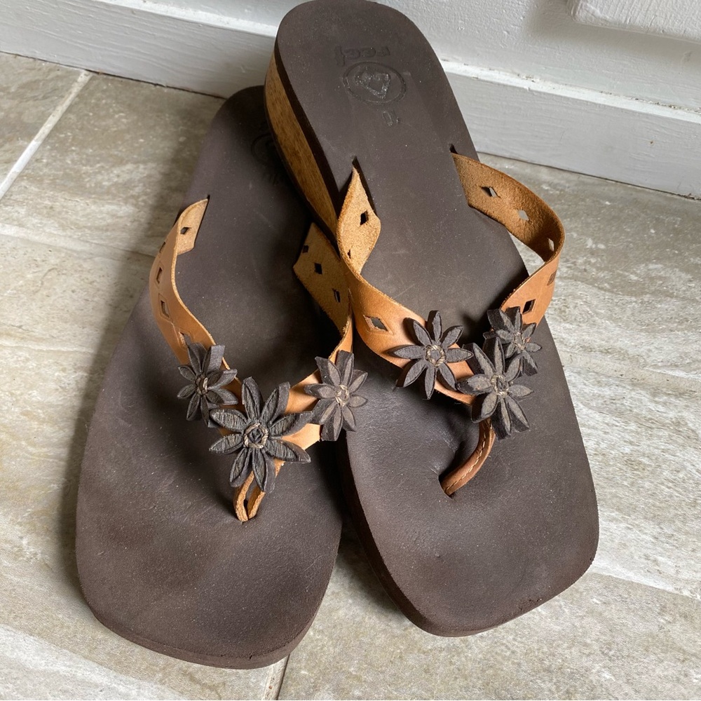 Vintage Y2K Reef Brown Floral Leather Sandals Wooden Heels Beach Coastal Travel